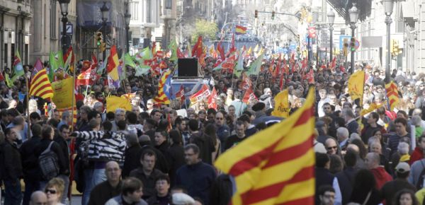 Manifestantes espanhóis marcham durante protesto contra as políticas de austeridade econômica do governo em Barcelona | REUTERS/Albert Gea