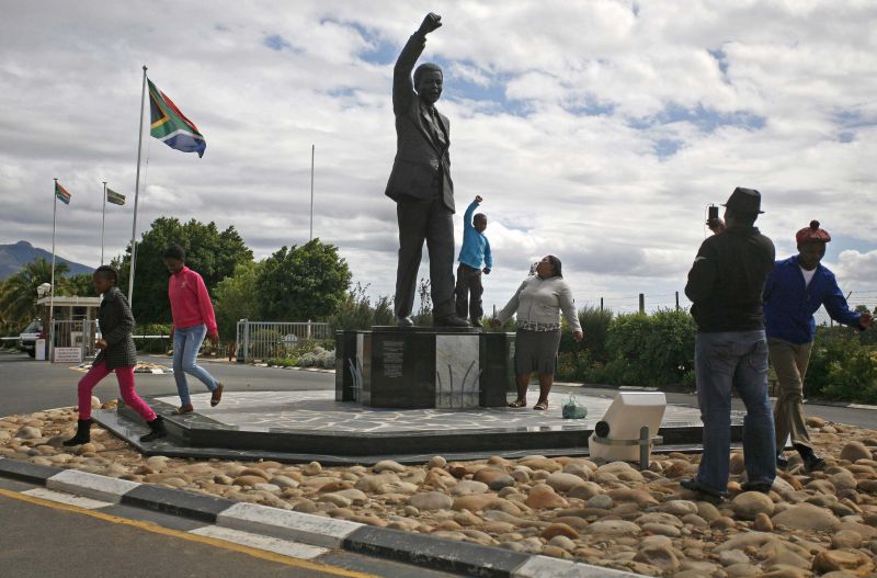 Estátua de Mandela, na Cidade do Cabo, atrai visitantes | Mark Wessels/Reuters