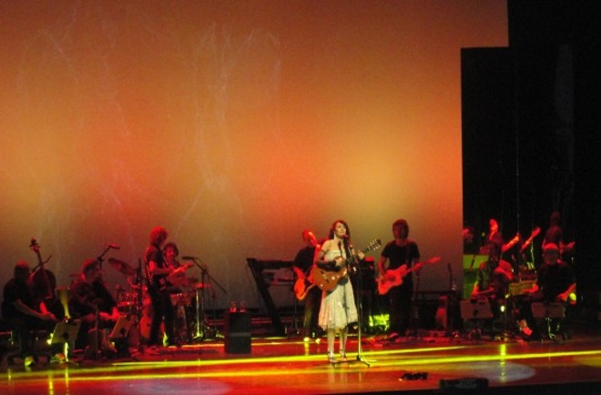 Orquestra de cordas e power trio do Nação Zumbi acompanham a cantor na turnê |