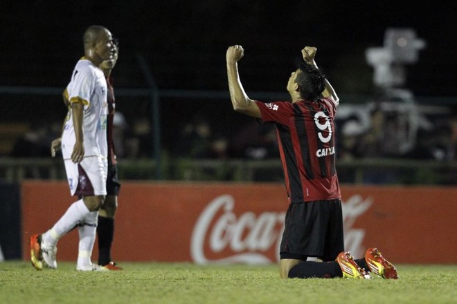 Aos 46 min da etapa final, camisa 9 Crislan cabeceou, a bola desviou em zagueiro adversério e entrou | 