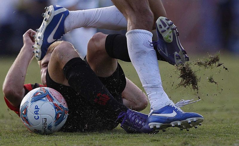 Héracles desarma com carrinho o lateral-direito Maicon, do Londrina. Duelo equilibrado dá o tom da disputa no returno | Jonathan Campos/ Gazeta do Povo
