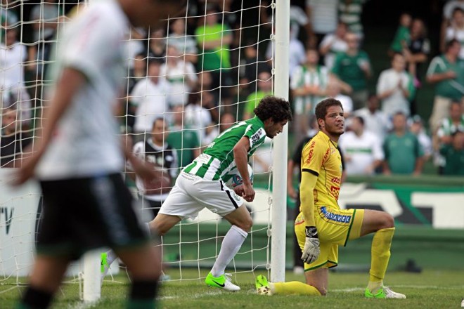Arthur marcou o primeiro do Coxa diante do Arapongas |