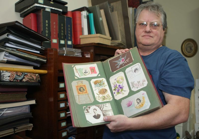 Paulo José da Costa em meio às dezenas de álbuns de família: material vai virar livro | Aniele Nascimento/ Gazeta do Povo