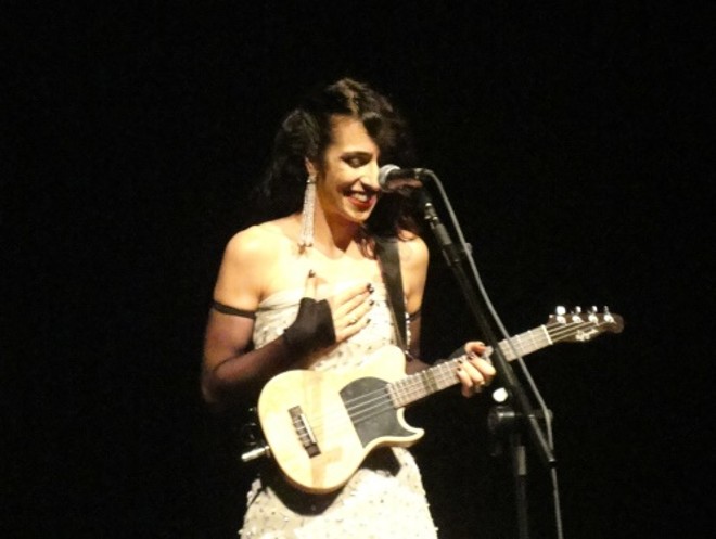 No bis, Marisa agradeceu o