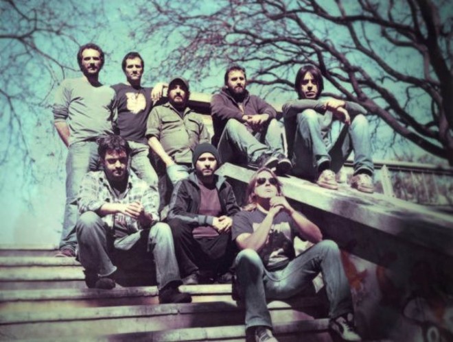 La Vela Puerca - Uruguai - Também formado nos anos 1990 e com bases no reggae e no ska, o grupo de Montevidéu é uma das principais bandas de pop rock do Uruguai desde o lançamento do primeiro disco, em 1998. Tem hits conhecidos em todo o Cone Sul. Confira o site oficial (velapuerca.com). Música: 