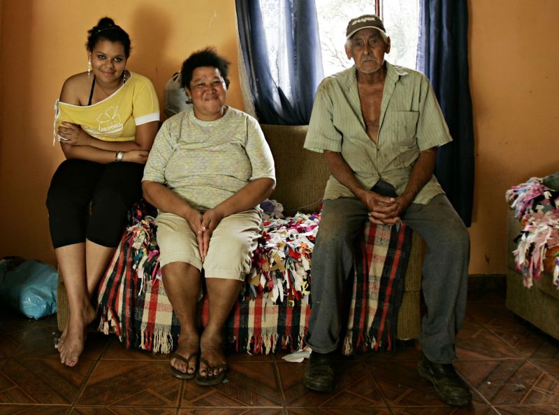 Maria de Lourdes (centro) nasceu no Apon e lamenta a situação de abandono do local | Josué Teixeira / Gazeta do Povo