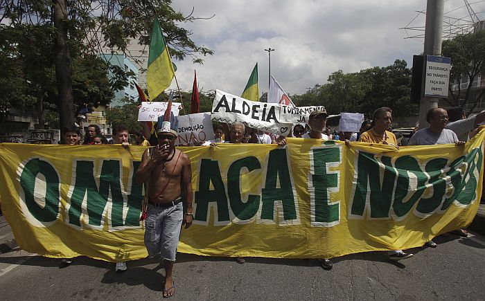 Manifestantes com faixa escrita "O Maraca é nosso" em protesto contra as obras no estádio | Ricardo Moraes / Reuters