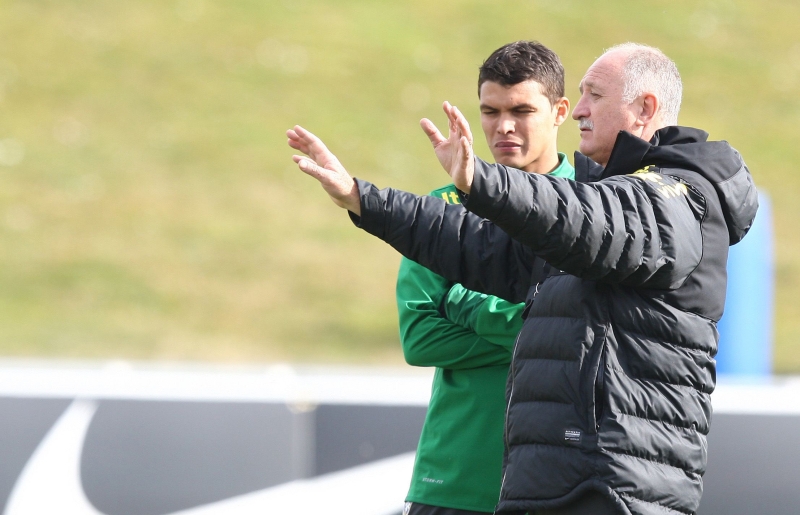 Felipão orienta o zagueiro Thiago Silva: muita conversa para envolver os boleiros | Mowa Press