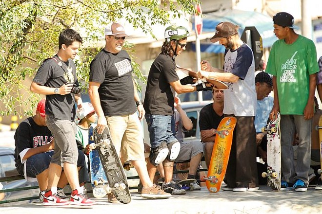 Tony Alva dá autógrafos a fãs na Praça do Gaúcho |