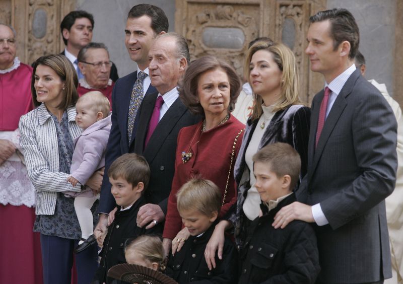 Família real espanhola com o rei Juan Carlos (no centro) | Dani Cardona/Reuters