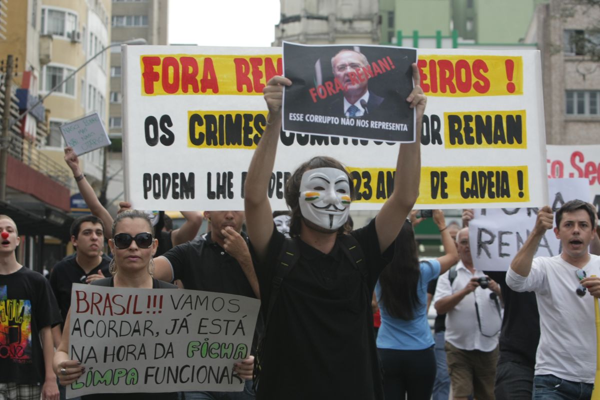 Manifestantes seguiram da Praça Tiradentes até a Boca Maldita para pedir a renúncia de Renan Calheiros | Aniele Nascimento/Agência de Notícias Gazeta do Povo
