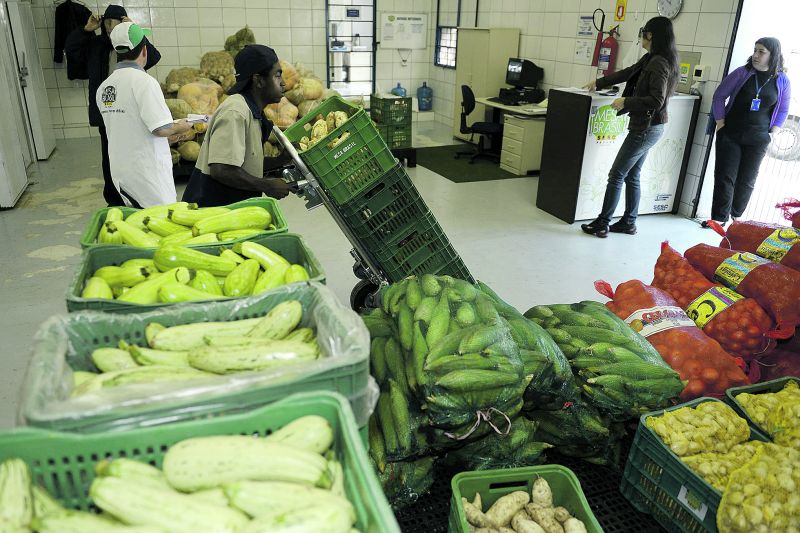 Por mês, são destinadas 85 toneladas de mantimentos para 200 instituições da capital e região metropolitana | Henry Milleo/Gazeta do Povo
