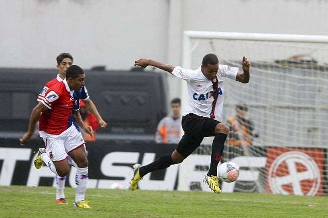 Bruno Costa puxa contra ataque do Atlético contra o Paraná | 