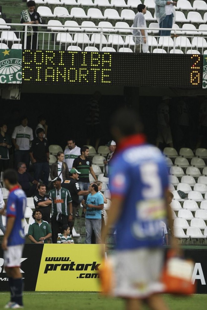 No final o placar do Couto Pereira mostrava a vitória coxa-branca por 2 a 0 |