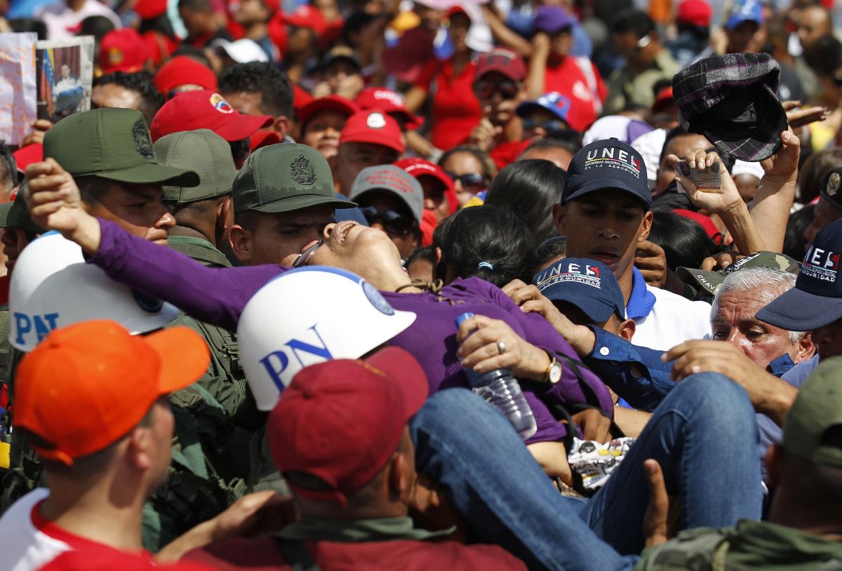 Mulher desmaia na fila para entrar no velório do presidente venezuelano, Hugo Chávez | Reuters/Tomas Bravo
