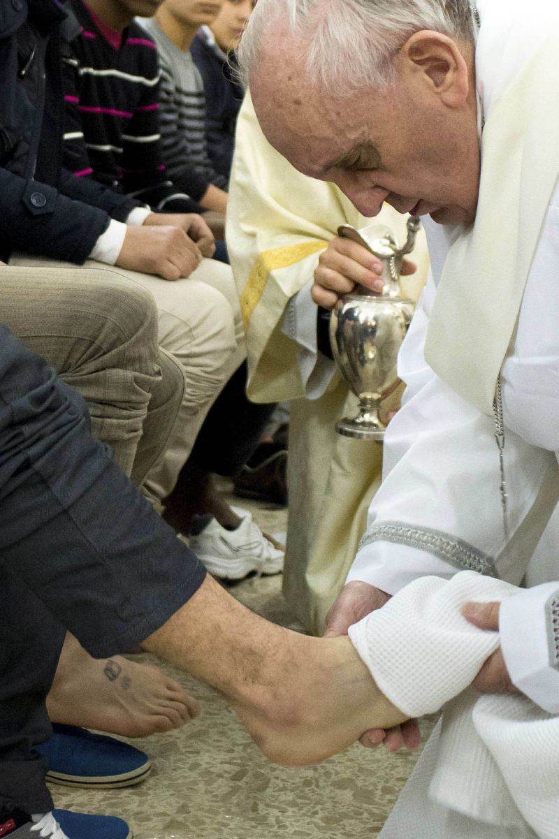 Papa Francisco lava o pé de um detento em centro prisional para adolescentes, em Roma | L´Osservatore Romano/Reuters