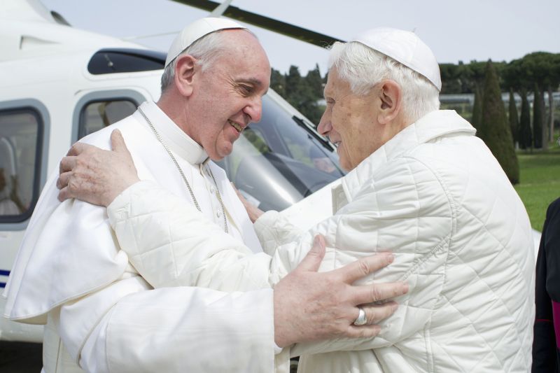 Papa Francisco abraça o papa emérito Bento XVI em encontro no Castel Gandolfo | Reuters