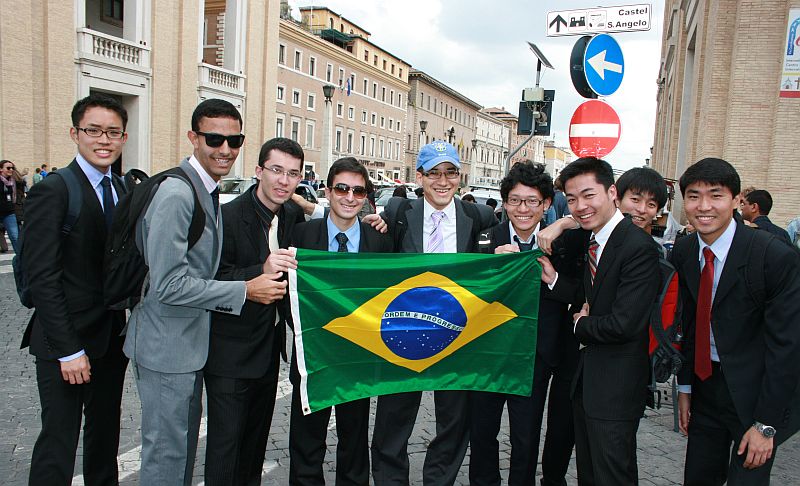 Jovens, entre eles alguns brasileiros, que participaram da audiência desta quarta-feira com o Papa no Vaticano | Inês Migliaccio