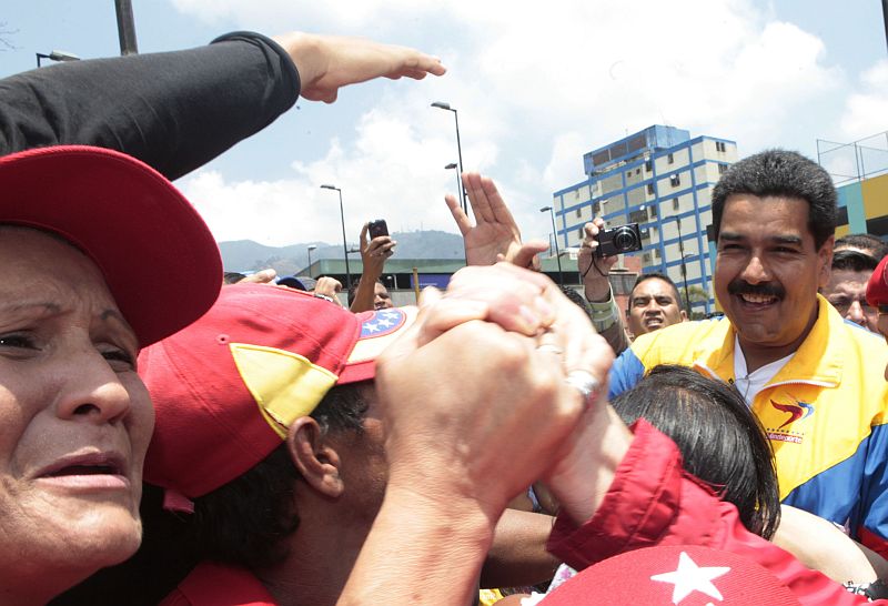 Maduro cumprimenta eleitores em Caracas | REUTERS/Miraflores Palace/Divulgação