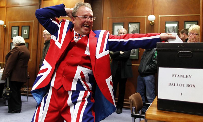 Morador das Ilhas Malvinas vestido com as cores da bandeira britânica vota durante referendo sobre status político da região | REUTERS/Marcos Brindicci