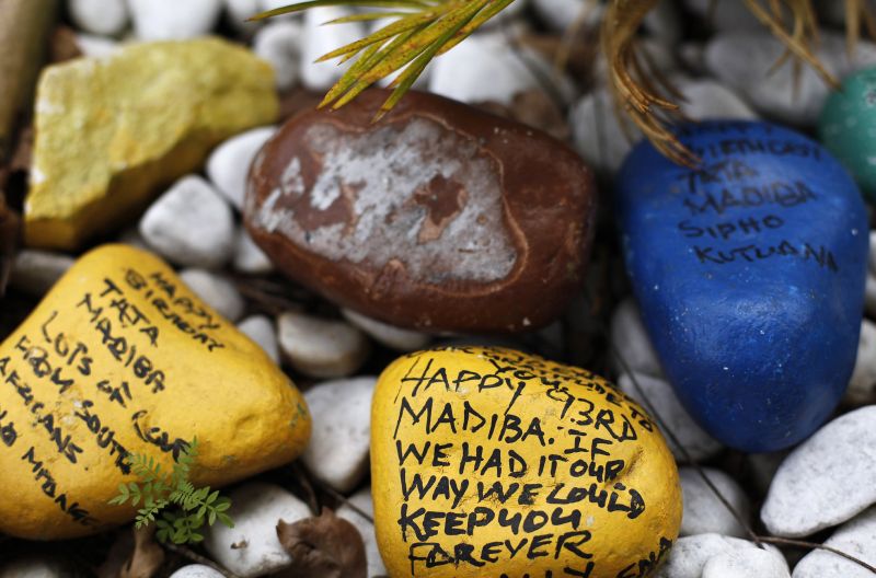 Mensagens de apoio a Nelson Mandela escritas em pedras | Siphiwe Sibeko/Reuters