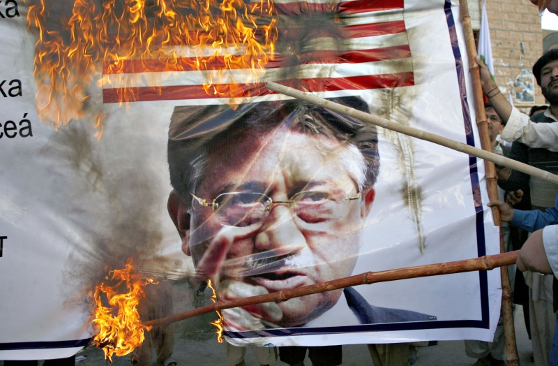 Manifestantes protestam contra ex-presidente paquistanês | Naseer Ahmed/Reuters