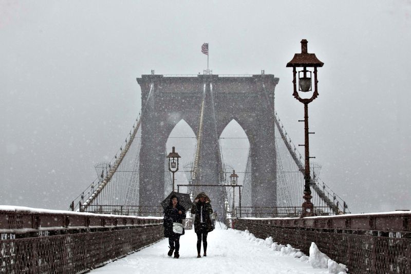 Mulheres caminham em meio à neve na Ponte Brooklyn | Eduardo Munoz/Reuters