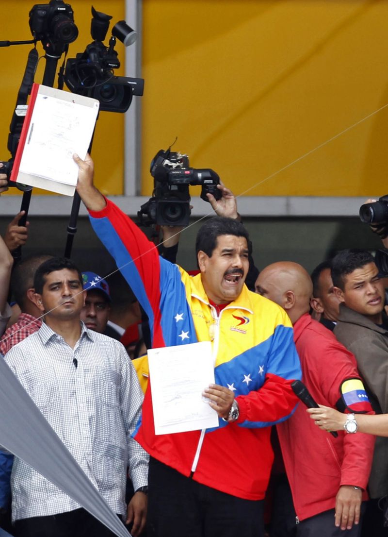Presidente interino Maduro exibe registro da candidatura | Tomas Bravo/Reuters