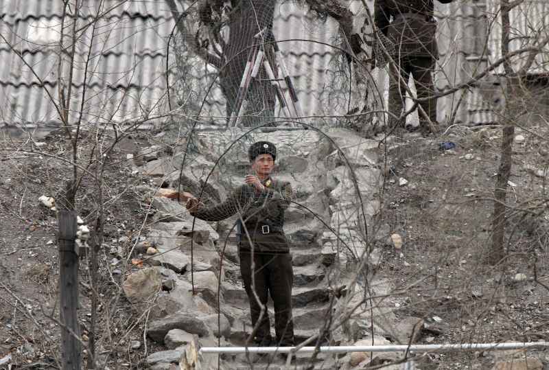 Soldado norte-coreano faz guarda em um posto no Rio Yalu, próximo a cidade de Sinuiju | REUTERS/Jacky Chen