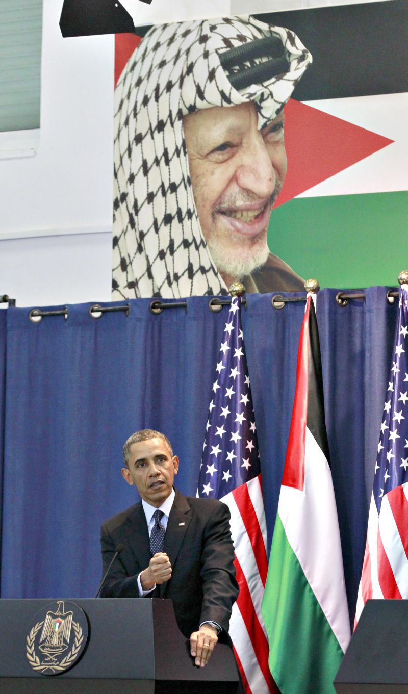 Obama discursa na Cisjordânia, com foto do líder palestino Yasser Arafat ao fundo | Jason Reed/Reuters