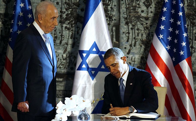 O presidente norte-americano, Barack Obama (sentado), assina livro de visitas enquanto é observado pelo presidente de Israel, Shimon Peres: diplomacia tenta barrar iniciativa nuclear do Irã | REUTERS/Larry Downing