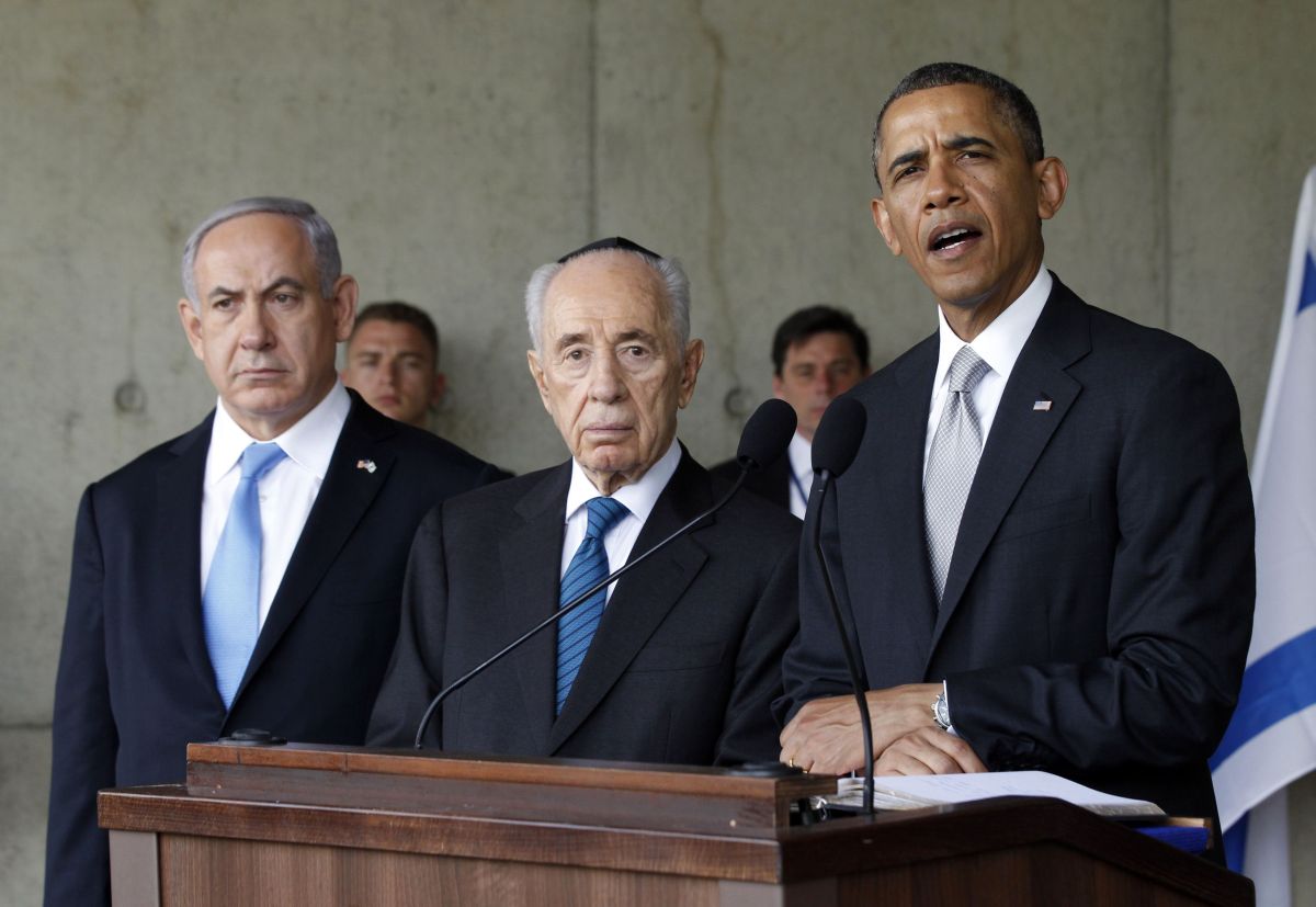 Obama (à dir.) visita memorial do Holocausto acompanhado do presidente de Israel, Shimon Peres (centro) e o primeiro-ministro Benjamin Netanyahu | Reuters/Jason Reed