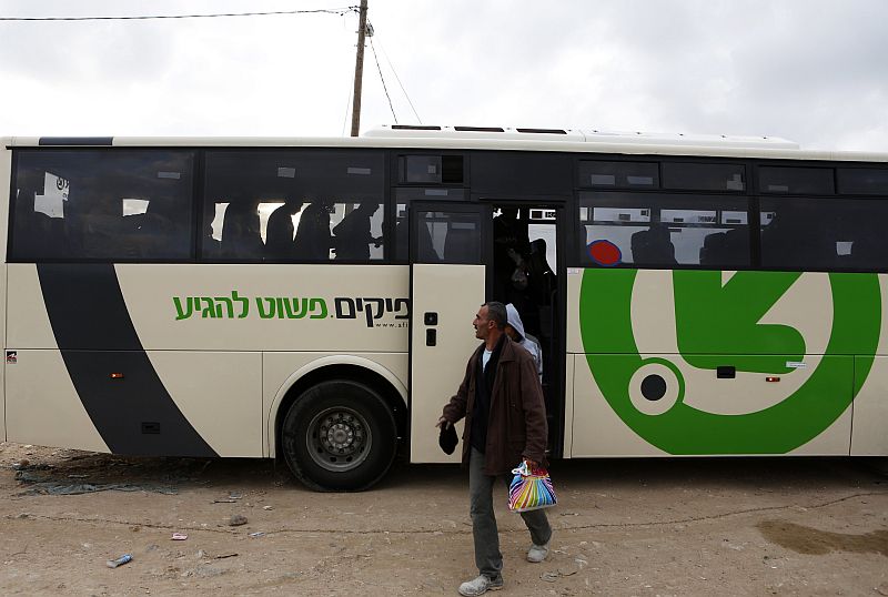 Trabalhadores desembarcam de ônibus de uso exclusivo para palestinos | REUTERS/Baz Ratner