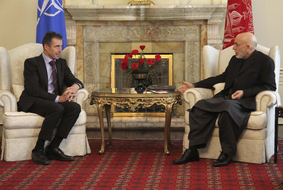 Anders Fogh Rasmussen (à esq.) se encontra com o presidente afegão, Hamid Karzai | Reuters/S. Sabawoon/Compartilhamento