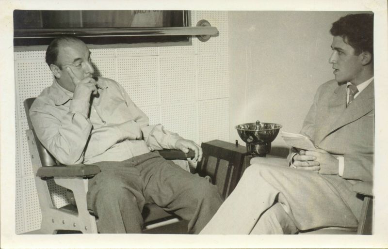 O poeta Pablo Neruda (esq.) com Moniz Bandeira, em 1956 | wikipedia.org