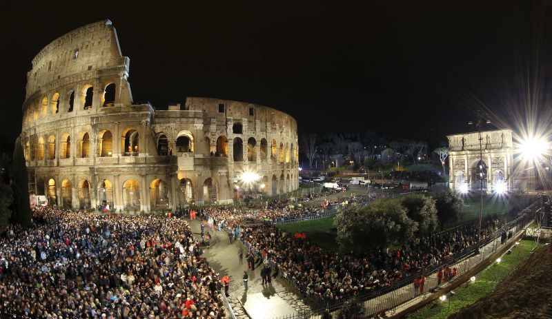 Fiéis se reúnem em frente ao Coliseu para o início da Via Crucis, procissão liderada pelo Papa Francisco | REUTERS/Alessandro Bianchi