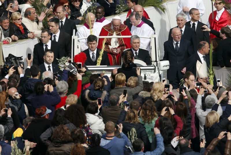 Papa Francisco em meio à multidão após a celebração do Domingo de Ramos | REUTERS/Alessandro Bianchi