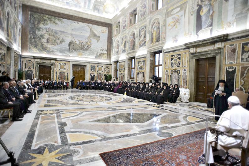 Papa Francisco com líderes religiosos na quarta-feira, quando pediu união aos membros de todas as religiões para defender a paz | L´Osservatore Romano/Reuters