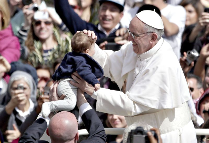Criança é abençoada por Papa Francisco após a missa de Domingo de Ramos, na Praça de São Pedro, no Vaticano. Celebração deu início às festividades da Semana Santa | Max Rossi/Reuters