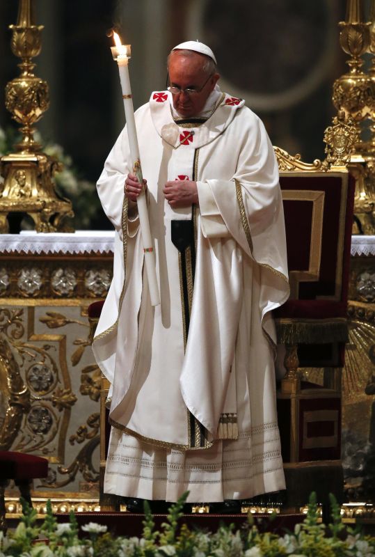 Papa Francisco segura vela durante sua primeira Vigília Pascal | REUTERS/Stefano Rellandini