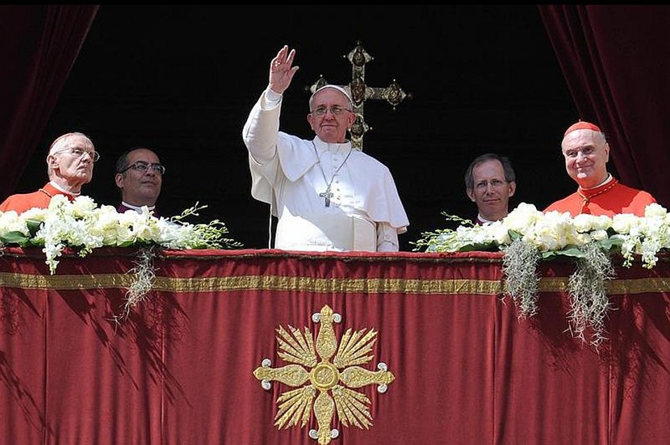 O papa felicitou a multidão presente na praça de São Pedro e deu a bênção Urbi et Orbi apenas em italiano | EFE