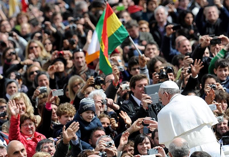 Papa Francisco saudando os fiéis depois de entregar o Urbi et Orbi, mensagem e bênção aos fiéis, após a missa de Páscoa na Praça de São Pedro | EFE