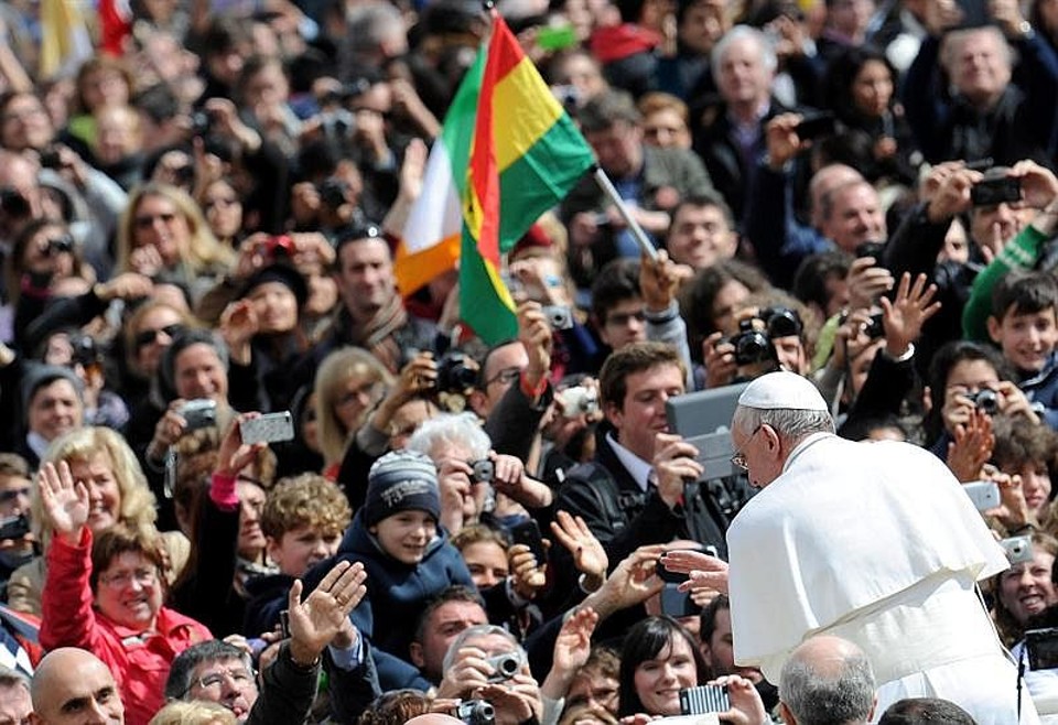 Papa Francisco saudando os fiéis depois de entregar o Urbi et Orbi, mensagem e bênção aos fiéis, após a missa de Páscoa na Praça de São Pedro | EFE