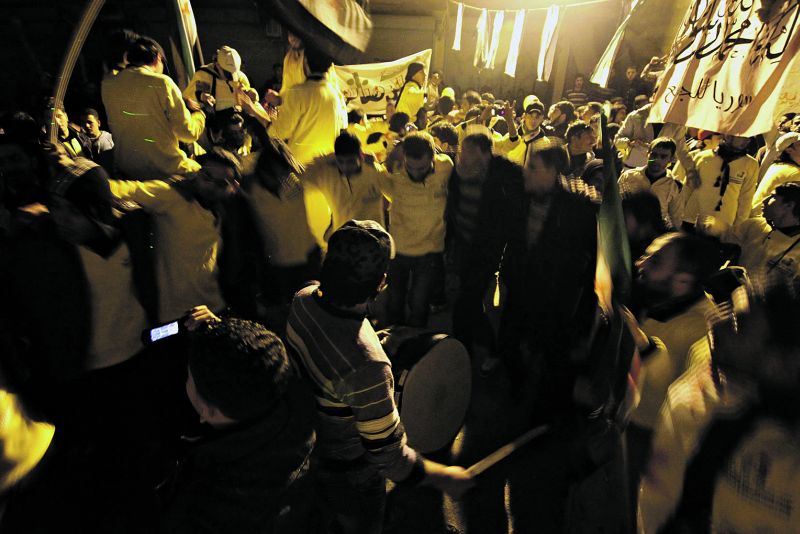 Rebeldes dançam durante protesto que marcou os dois anos da revolta, em Aleppo | Giath Taha/Reuters