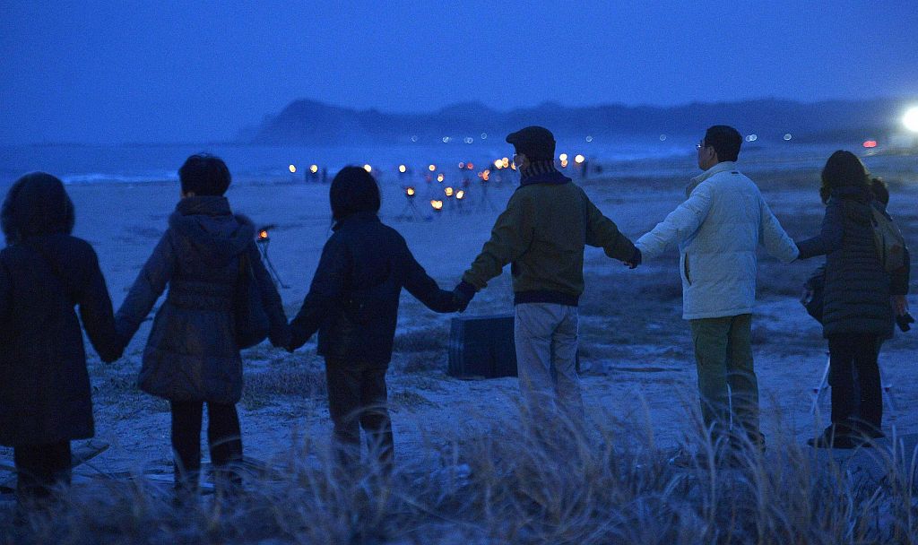 Japoneses fazem homemagem às vítimas da tragédia que completa um ano | REUTERS/Kyodo