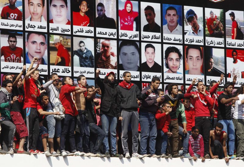 Torcedores de time do Cairo protestam, após justiça confirmar pena de morte para acusados de massacre em 2012 | Reuters