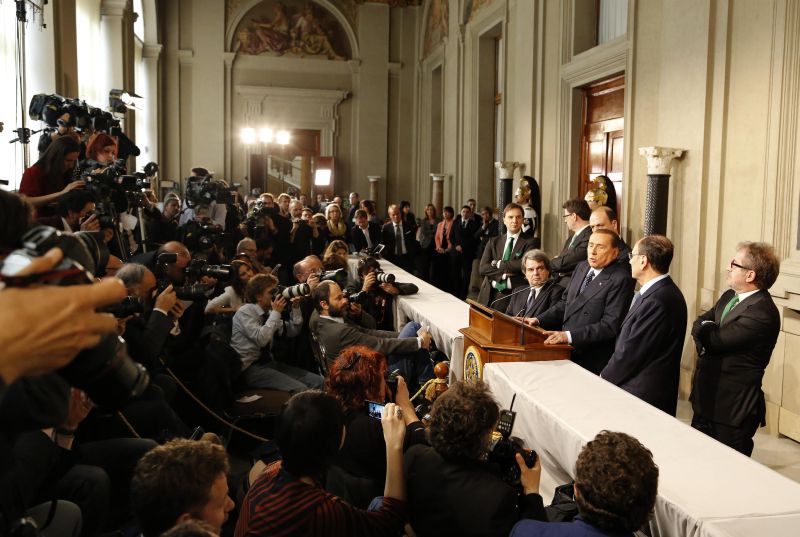 O ex-premiê Silvio Berlusconi (ao microfone) quer aliança com a centro-esquerda para a formação do governo | Stefano Rellandini/Reuters