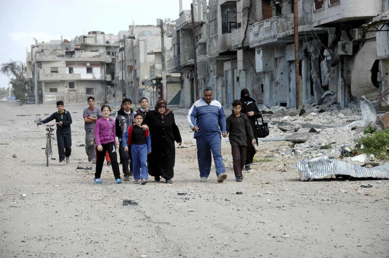 Moradores de Homs, cidade destruída por combates | Sana/Reuters