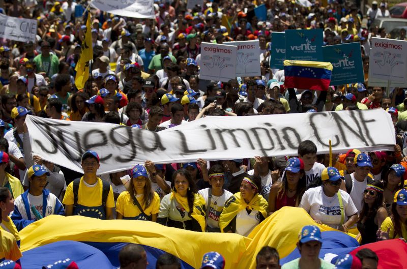 Estudantes cobram lisura do Conselho Nacional Eleitoral (CNE) | Carlos Garcia Rawlins/Reuters