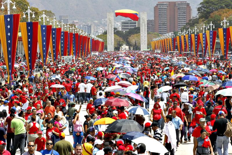 Multidão se dirige à Academia Militar, em Caracas, para ver o corpo de Chávez. Cerimônia fúnebre será hoje, com a presença de autoridades de vários países | Mariana Bazo/Reuters